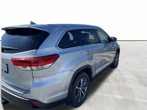 Used 2019 Toyota Highlander XLE AWD/4WD image 4