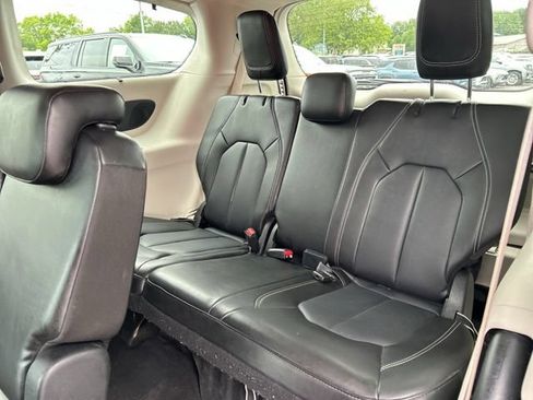 Used 2024 Chrysler Pacifica Touring-L w/ Uconnect Theater Family Group FWD image 20