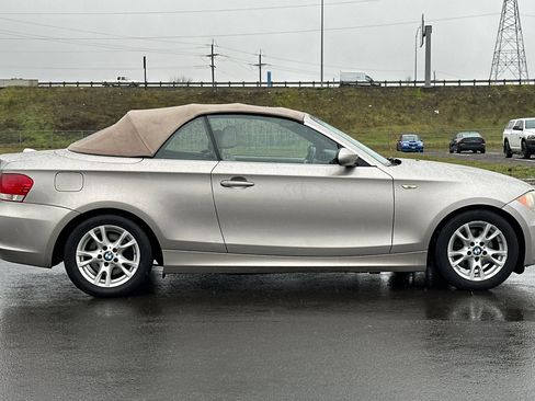 Used 2009 BMW 128i Convertible image 2