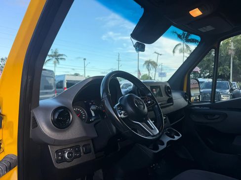 Used 2021 Mercedes-Benz Sprinter 2500 image 13