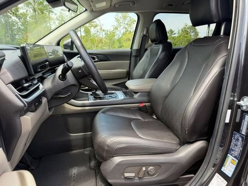 Used 2025 Kia Carnival FWD image 10