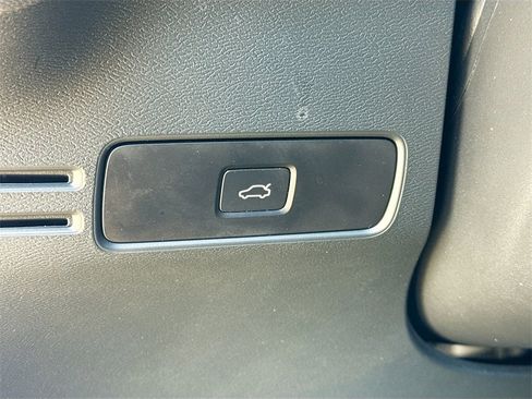 Used 2023 Volvo XC40 Recharge Ultimate w/ Protection Package Premier image 11