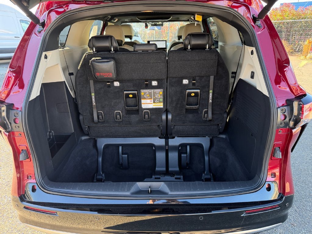 Used 2025 Toyota Sienna Platinum AWD/4WD image 23