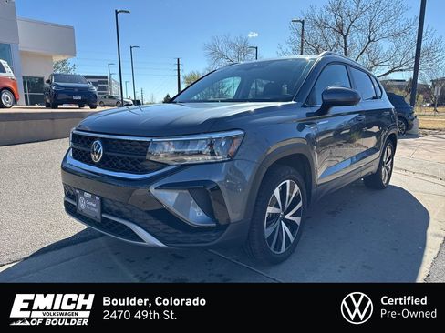 Certified 2022 Volkswagen Taos SE image 1