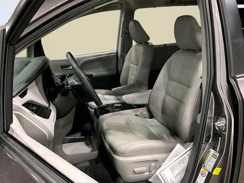 Used 2019 Toyota Sienna XLE image 25