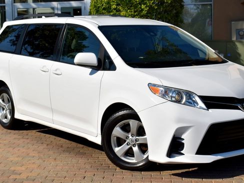 Used 2020 Toyota Sienna LE image 3
