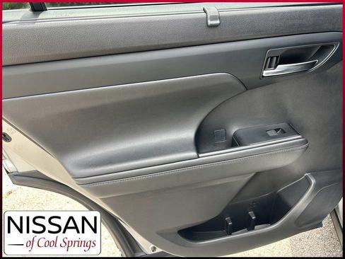 Used 2021 Toyota Highlander XLE FWD image 23
