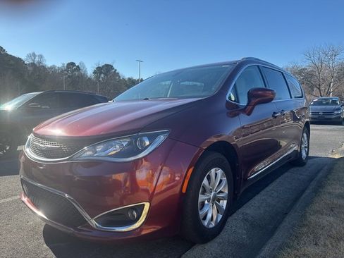 Used 2019 Chrysler Pacifica Touring-L image 10