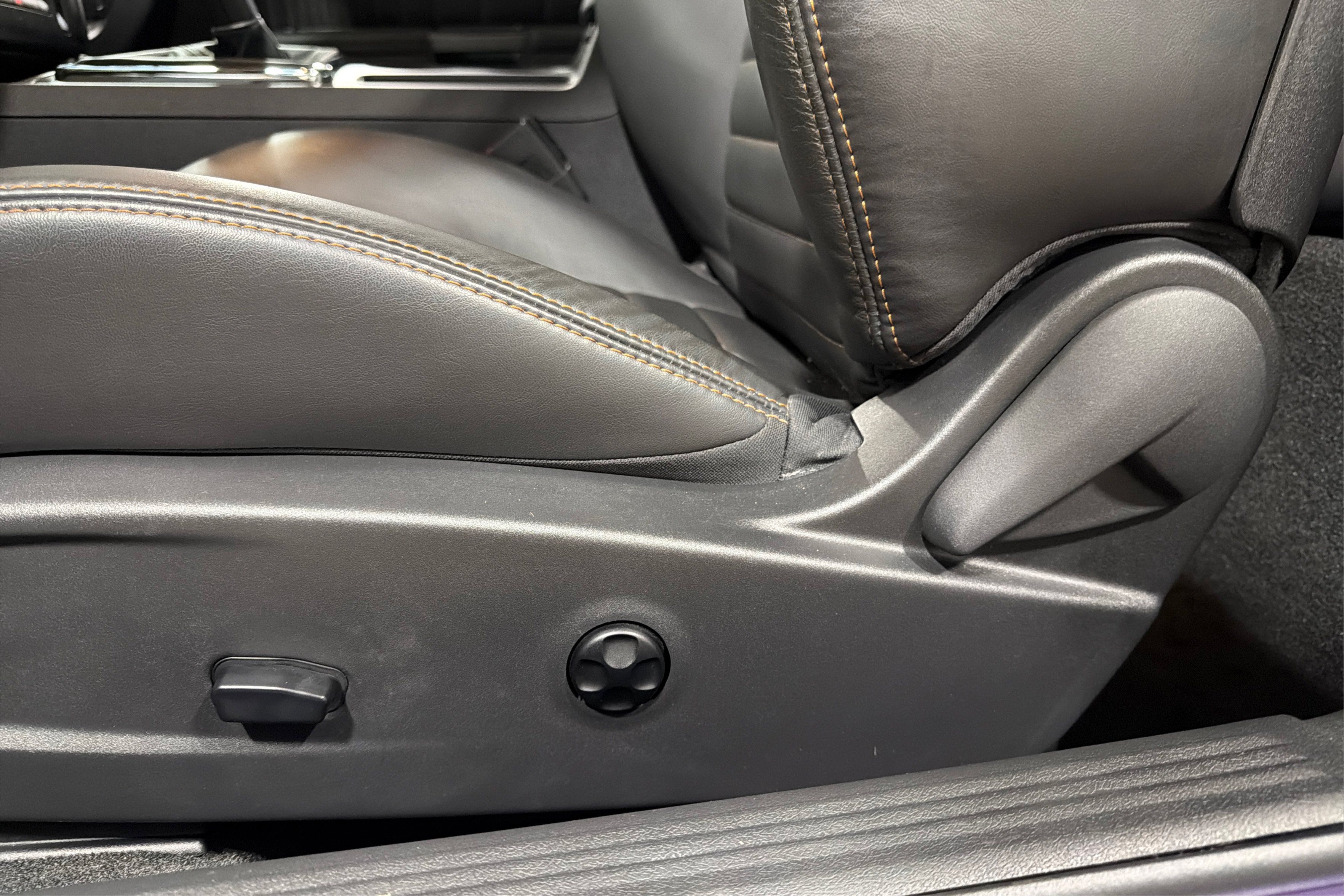 Used 2014 Dodge Challenger R/T RWD image 19