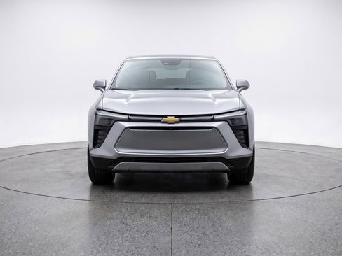 Used 2025 Chevrolet Blazer LT image 2