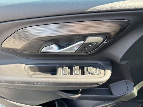 Used 2024 GMC Terrain SLE w/ Driver Convenience Package image 18