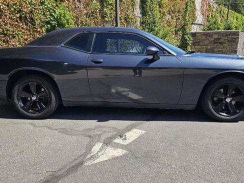 Used 2019 Dodge Challenger SXT RWD image 4