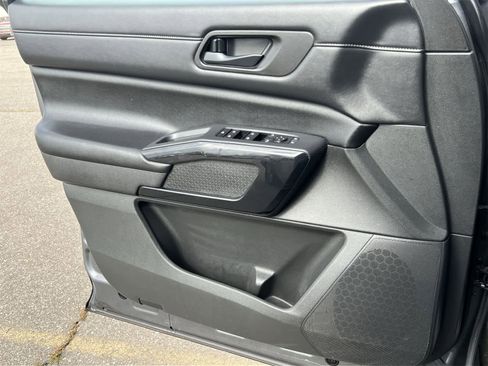 Used 2023 Nissan Pathfinder SV image 30