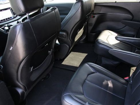Used 2025 Chrysler Pacifica Select FWD image 23