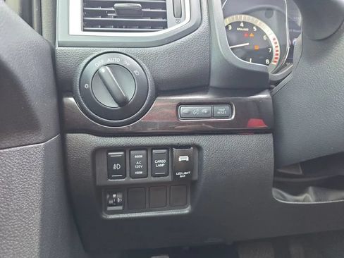 Used 2019 Nissan Titan SV w/ SV Convenience Package RWD image 25