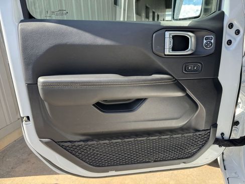 Used 2025 Jeep Wrangler Sahara image 20