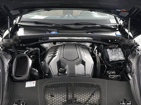 Used 2024 Porsche Macan AWD/4WD image 15