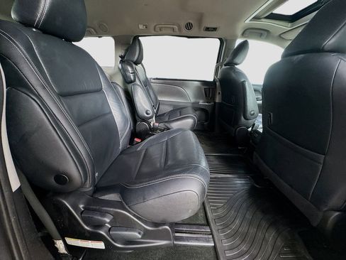 Used 2018 Toyota Sienna SE w/ SE Preferred Package FWD image 34