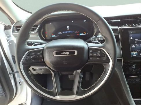 Used 2023 Jeep Grand Cherokee Laredo AWD/4WD image 15