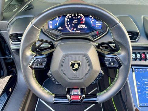 Used 2020 Lamborghini Huracan EVO image 14