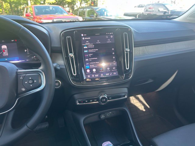 Used 2025 Volvo XC40 B5 Plus w/ Protection Package Premier AWD/4WD image 15