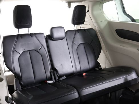 Used 2024 Chrysler Pacifica Limited FWD image 35