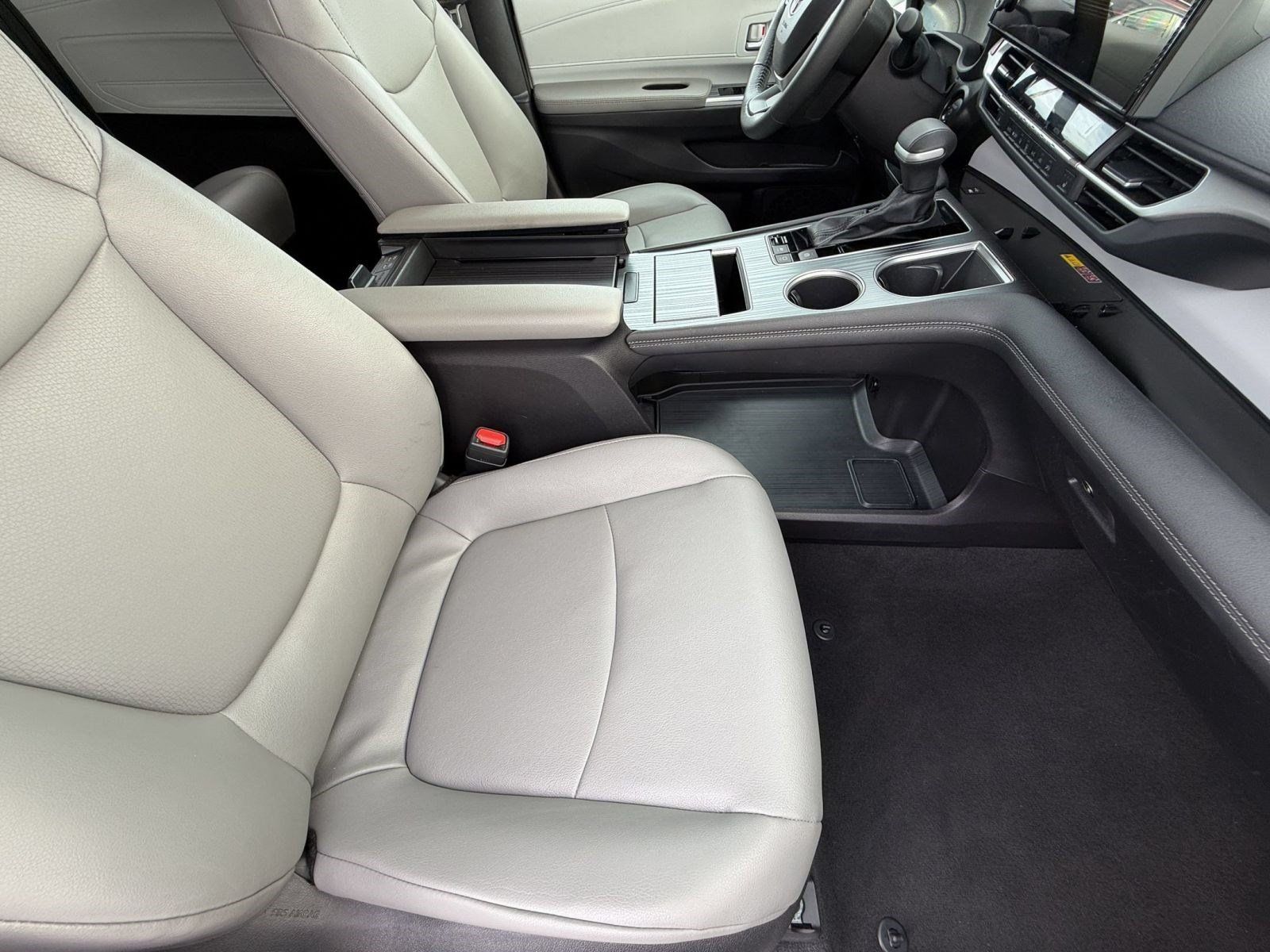 Used 2025 Toyota Sienna XLE FWD image 27