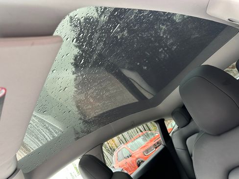 Used 2022 Tesla Model Y Long Range image 22