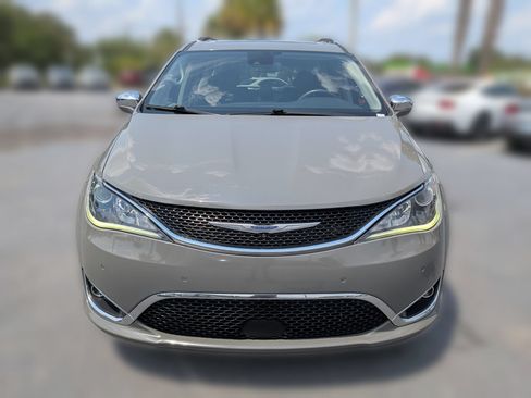 Used 2020 Chrysler Pacifica Limited w/ Tire & Wheel Group FWD image 10