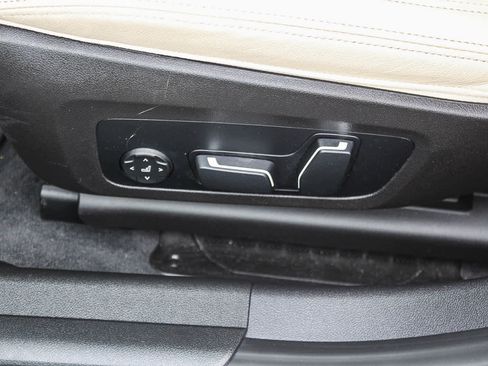 Used 2025 BMW 330i Sedan w/ Premium Package image 21