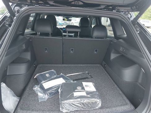 New 2026 Volkswagen Tiguan SE R-Line AWD/4WD image 11