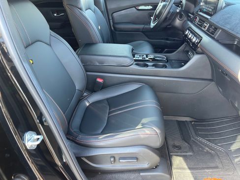 Used 2025 Honda Pilot TrailSport image 19