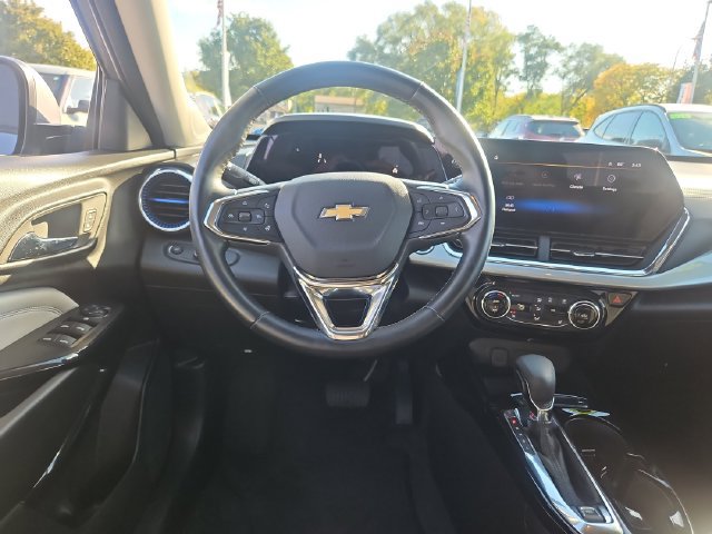 Used 2025 Chevrolet Trax LT w/ LT Convenience Package FWD image 14