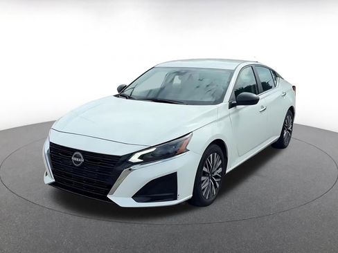 Used 2025 Nissan Altima 2.5 SV FWD image 5