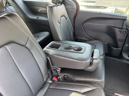New 2026 Chrysler Pacifica Select image 16