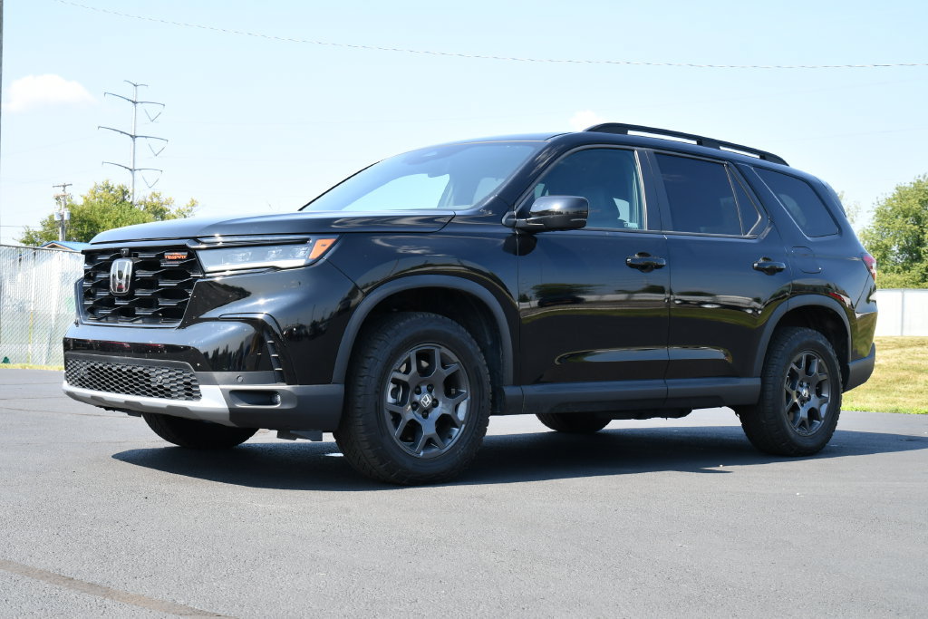 Used 2025 Honda Pilot TrailSport image 3