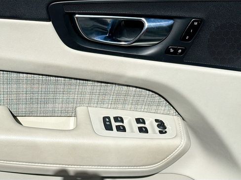 Used 2022 Volvo XC60 B5 Momentum image 19