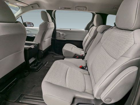 Used 2025 Toyota Sienna LE image 19