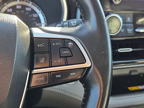 Used 2023 Toyota Highlander XLE FWD image 19