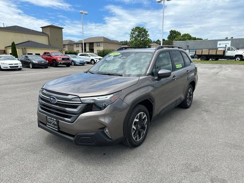 Used 2025 Subaru Forester Premium AWD/4WD image 3