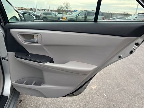 Used 2015 Toyota Camry LE image 29