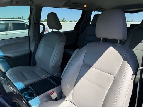 Used 2017 Toyota Sienna XLE w/ XLE Navigation Package FWD image 3
