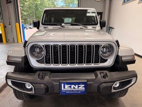 Used 2024 Jeep Wrangler Unlimited Sahara w/ Technology Group AWD/4WD image 3