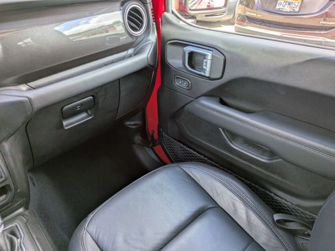 Used 2019 Jeep Wrangler Unlimited Sahara AWD/4WD image 10