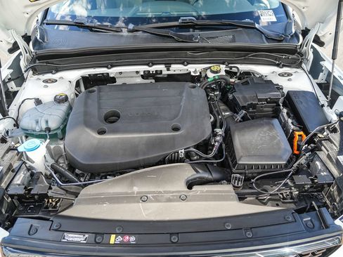 Used 2025 Volvo XC40 B5 Plus AWD/4WD image 28