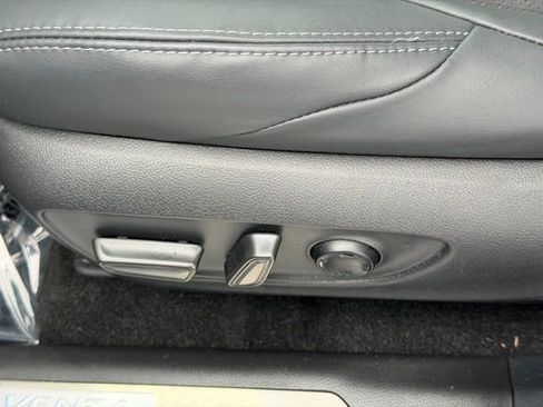 Certified 2023 Toyota Venza Limited image 27