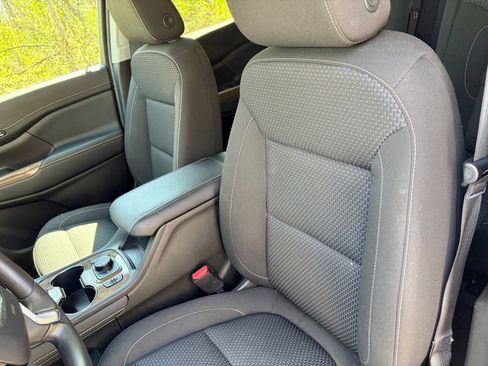 Used 2023 GMC Acadia SLE w/ Driver Convenience Package FWD image 4