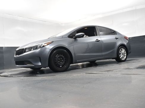 Used 2017 Kia Forte S image 24