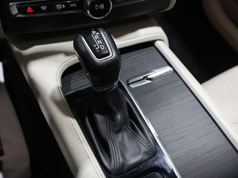 Used 2020 Volvo XC90 T6 Momentum image 32