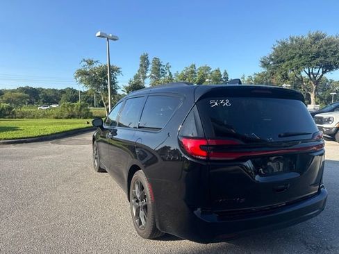 Used 2025 Chrysler Pacifica Limited FWD image 4